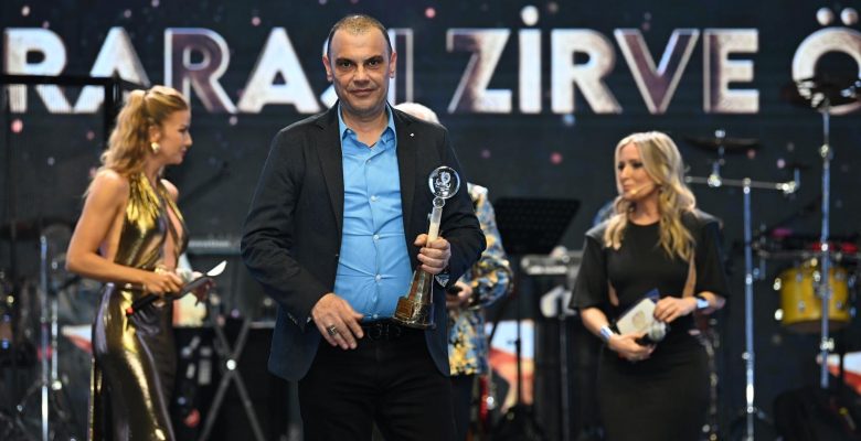 İş İnsanı İbrahim Murat Gündüz Engelsiz Yaşam Vakfının Yararına Düzenlenen Gecede Yılın Zirvedeki Spor Yatırımcısı Ödülünü Aldı